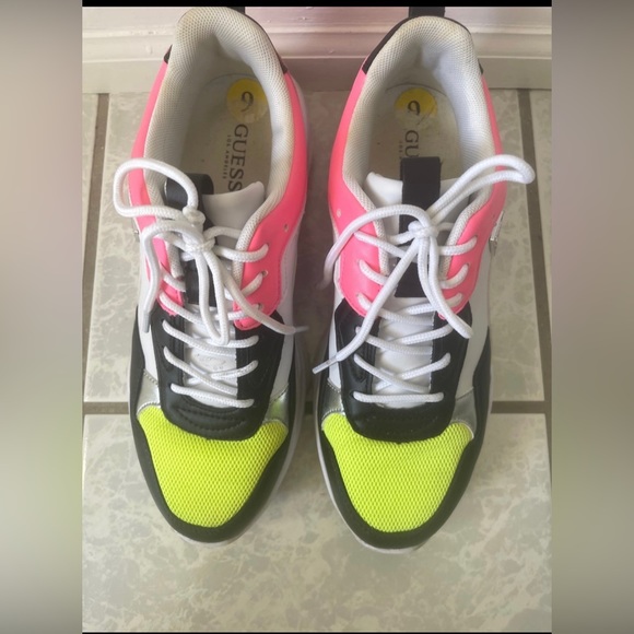 GUESS SHOES SIZE 9 - Picture 2 of 4
